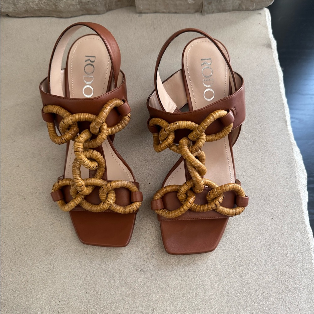 Rodo Tan and Brown Chain-Link Sandals